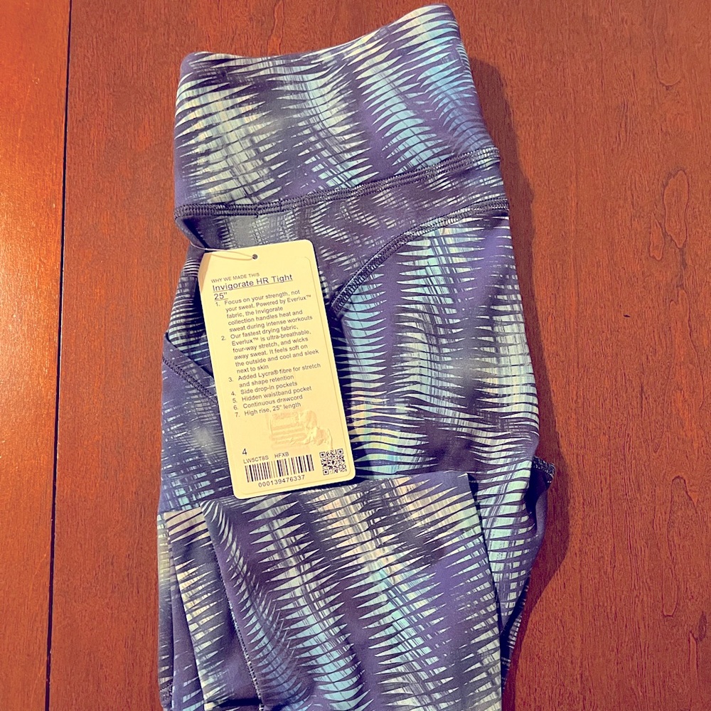NWT lululemon Invigorate HR 25". Side pockets!Size 4. Color - HFXB - Flux Blue.